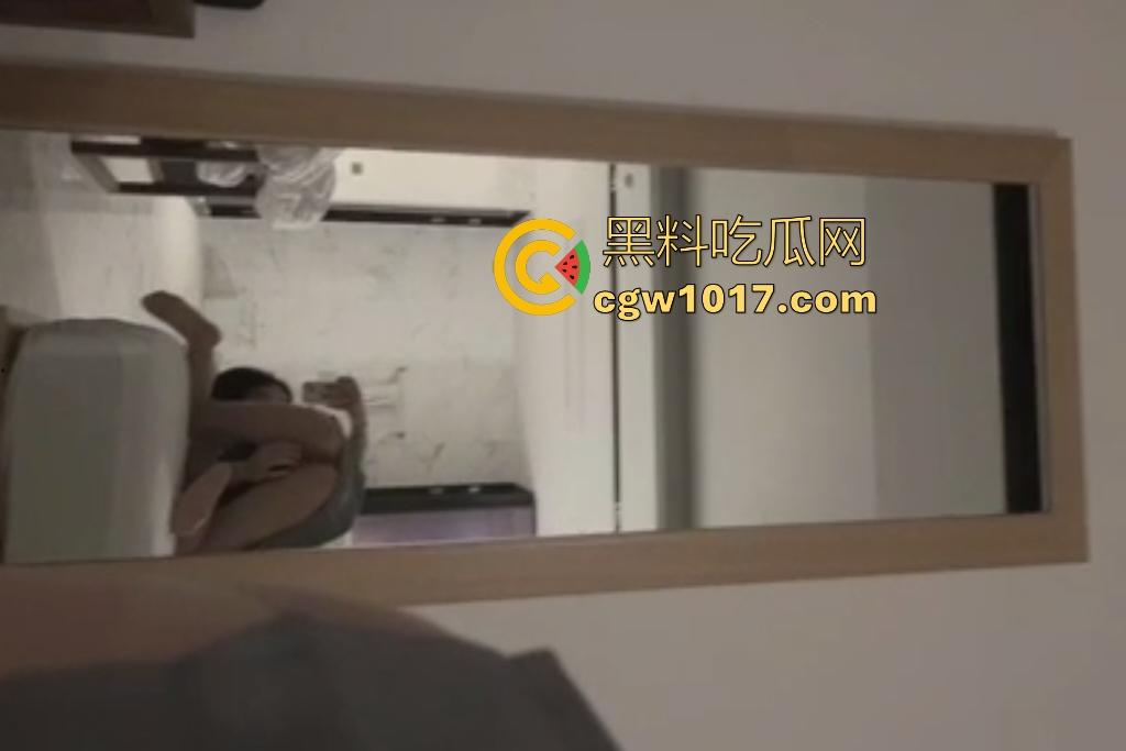 韩国顶级网红模特沦为财阀玩物，被纹身男后入开档肉丝，B紧还要擦润滑剂喷汁，像吃葡萄一样舔男人乳头！  第3张