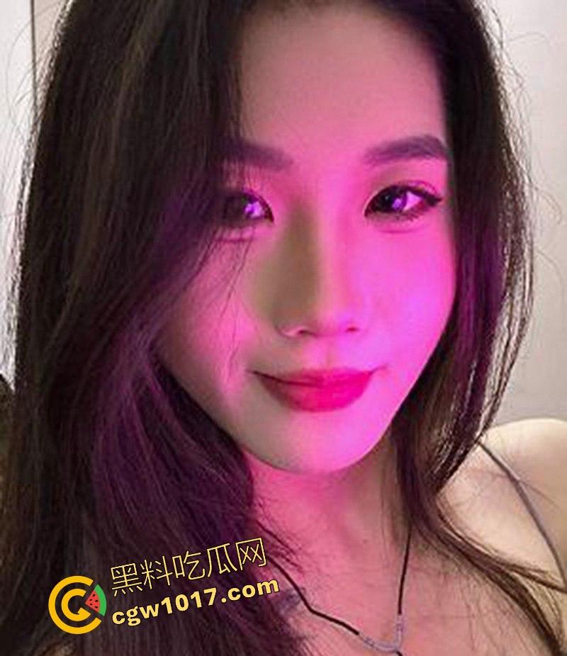 常州轻工大学饭堂激情一刻，JK清纯女大激情相吻，情到浓处直捅裙底骚逼，随后女生跪地疑似深喉口交，当我们不是人是吧！  第2张