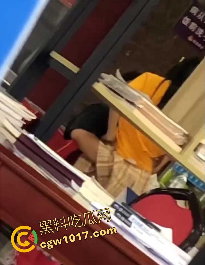 常州轻工大学饭堂激情一刻，JK清纯女大激情相吻，情到浓处直捅裙底骚逼，随后女生跪地疑似深喉口交，当我们不是人是吧！  第3张