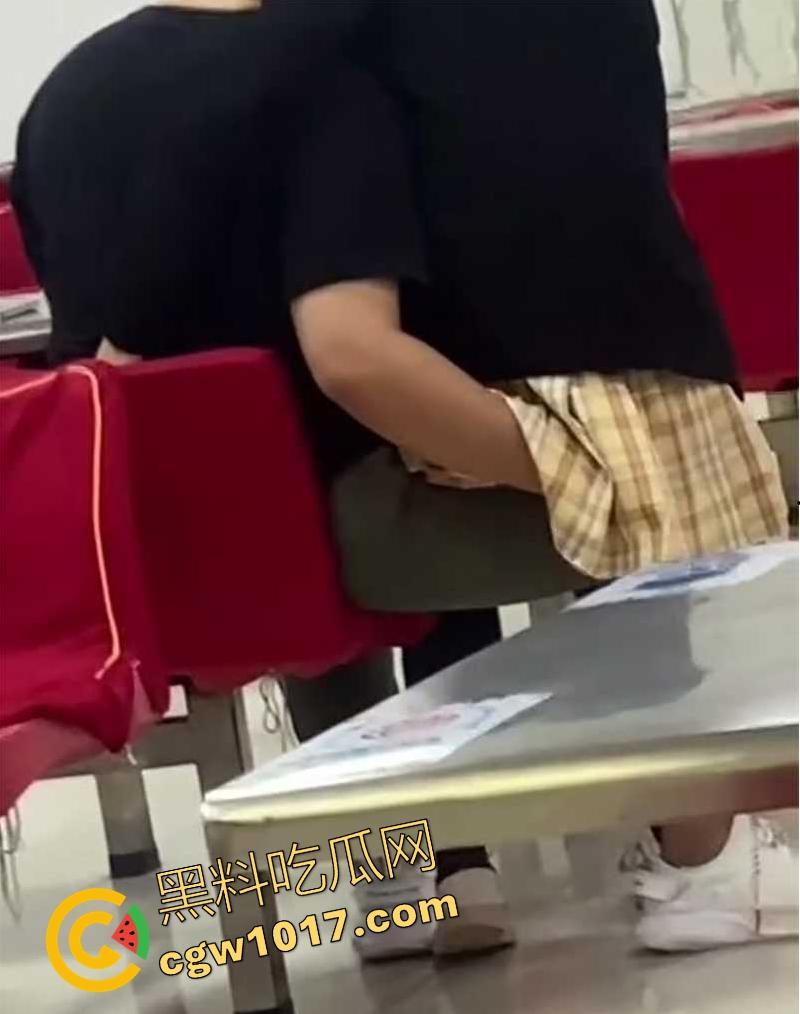 常州轻工大学饭堂激情一刻，JK清纯女大激情相吻，情到浓处直捅裙底骚逼，随后女生跪地疑似深喉口交，当我们不是人是吧！  第4张