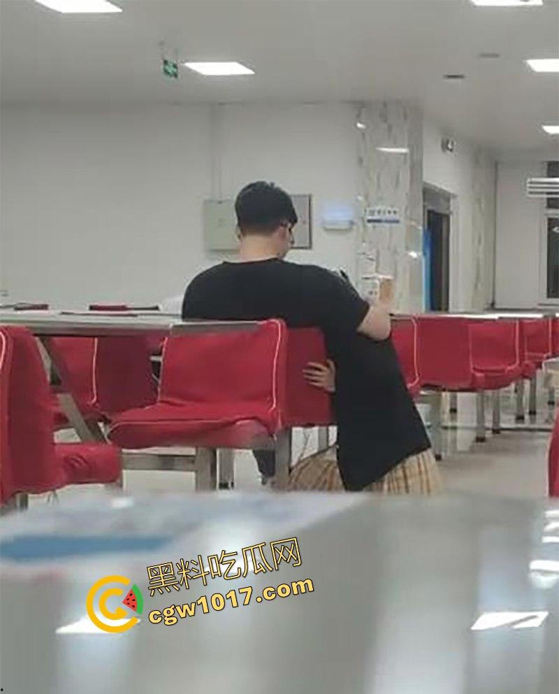 常州轻工大学饭堂激情一刻，JK清纯女大激情相吻，情到浓处直捅裙底骚逼，随后女生跪地疑似深喉口交，当我们不是人是吧！  第8张