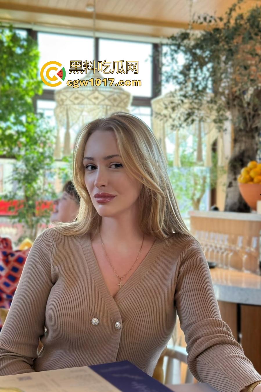 老外美女三头龙扩张，巨无霸三个鸡巴合体大骚逼照吞不误，塞满挤到屁眼都看不到，你敢操她就敢笑你！  第1张