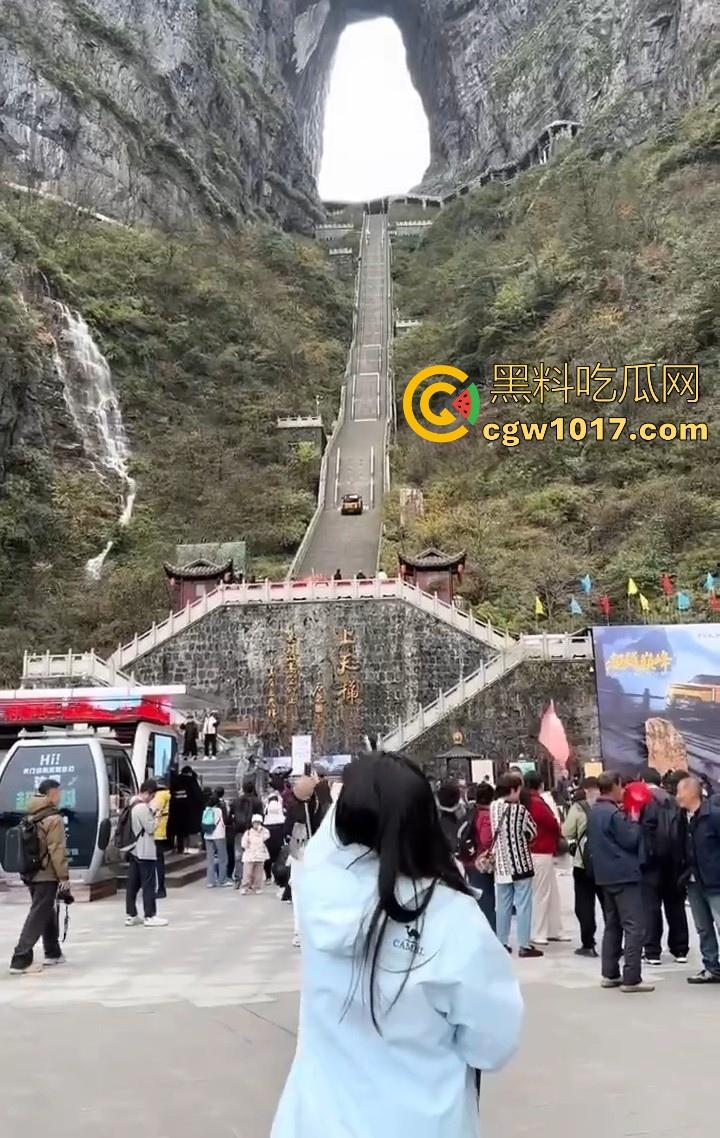 奇瑞风云X3L挑战天门山台阶失败，想复刻路虎冲击天门山营销，结果还是被揽胜吊打，真正的揽胜车主都不会多看一眼！  第3张