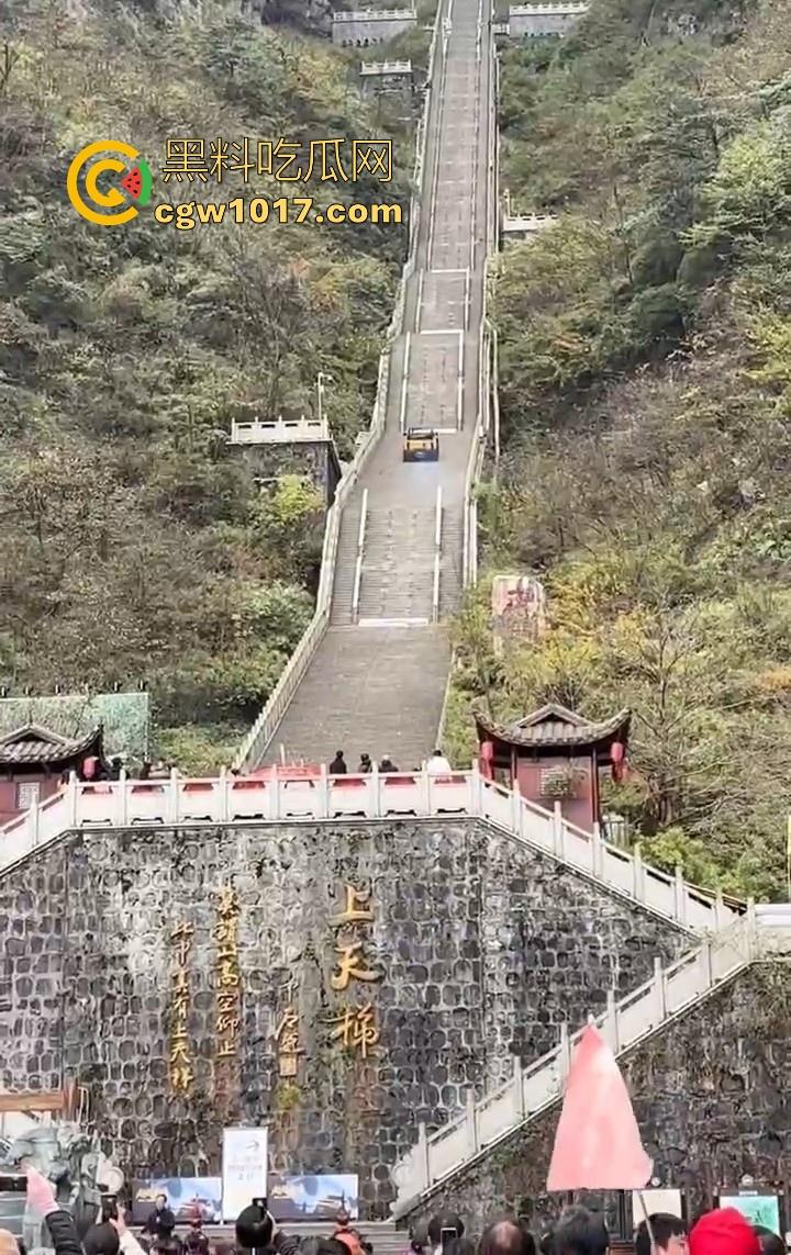 奇瑞风云X3L挑战天门山台阶失败，想复刻路虎冲击天门山营销，结果还是被揽胜吊打，真正的揽胜车主都不会多看一眼！  第4张