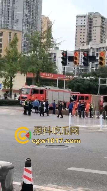 重庆巴南李家坨恒大城发生严重车祸，渣土车碰外卖小电驴，一个侧翻 将旁边的外卖小哥埋压致死，这真是鸡蛋碰石头，死无全尸啊！  第1张