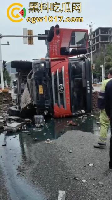 重庆巴南李家坨恒大城发生严重车祸，渣土车碰外卖小电驴，一个侧翻 将旁边的外卖小哥埋压致死，这真是鸡蛋碰石头，死无全尸啊！  第5张