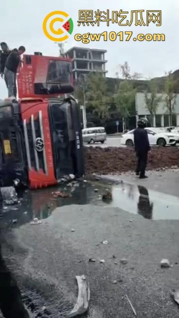 重庆巴南李家坨恒大城发生严重车祸，渣土车碰外卖小电驴，一个侧翻 将旁边的外卖小哥埋压致死，这真是鸡蛋碰石头，死无全尸啊！  第6张