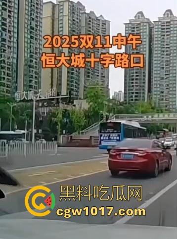 重庆巴南李家坨恒大城发生严重车祸，渣土车碰外卖小电驴，一个侧翻 将旁边的外卖小哥埋压致死，这真是鸡蛋碰石头，死无全尸啊！  第8张