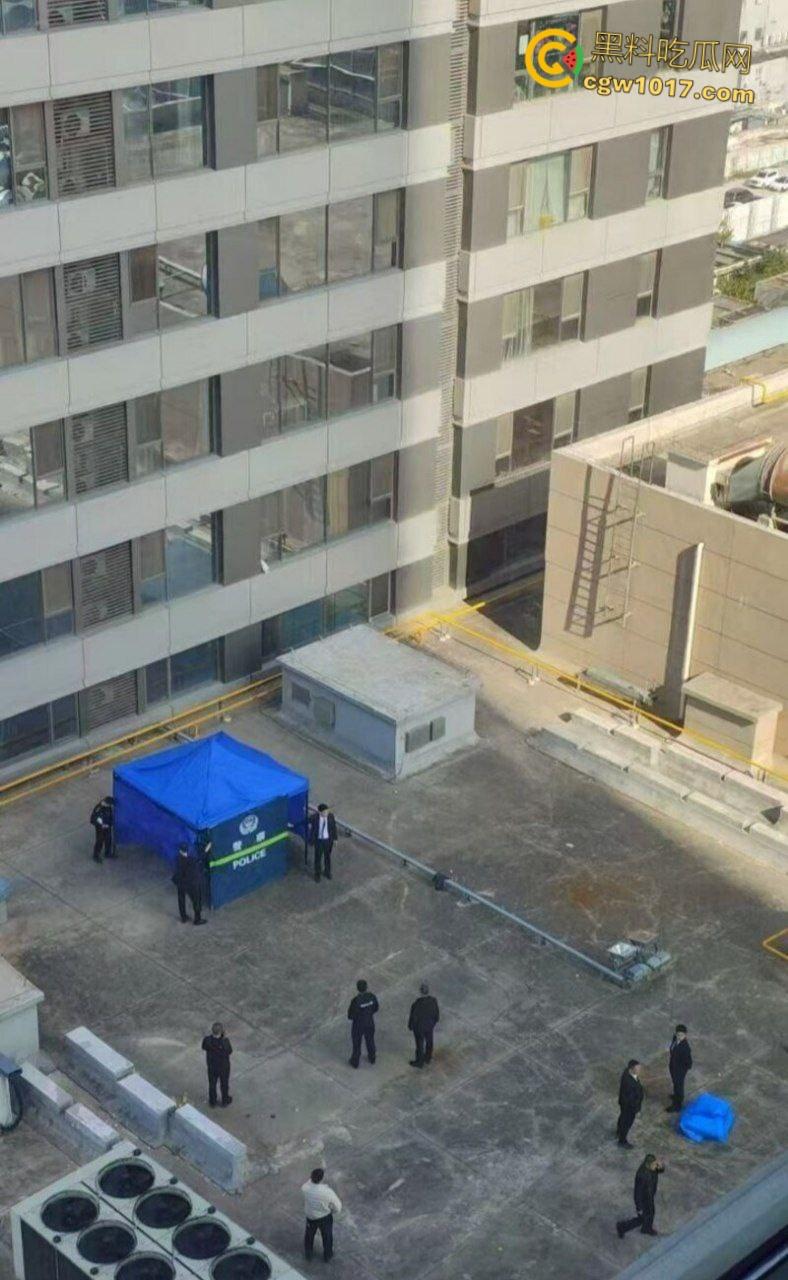 河北石家庄绿衣少女跳楼，警察劝说4个小时无果竟然跑去吃饭，少女觉得自己根本不受重视，竟然直接纵深一跃！  第7张