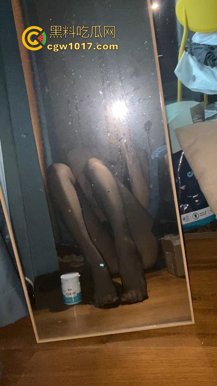 玉足控福利！顶级御姐美腿各种丝袜高跟盯射合集，高颜值脚脸同框，足控必看语言调教，赶紧收藏起来吧！  第3张