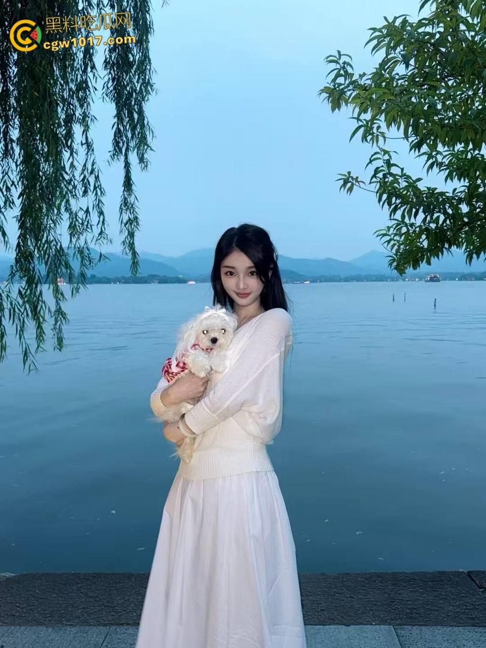 上海淫荡骚妻，被绿帽癖老公献给好兄弟，情趣蕾丝被3P轮操前后夹击，小骚穴被操的白浆四溢，频繁约操如同家宴！  第1张