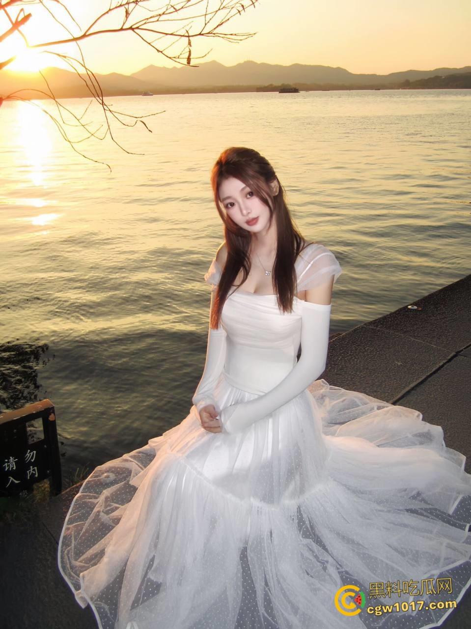 上海淫荡骚妻，被绿帽癖老公献给好兄弟，情趣蕾丝被3P轮操前后夹击，小骚穴被操的白浆四溢，频繁约操如同家宴！  第2张