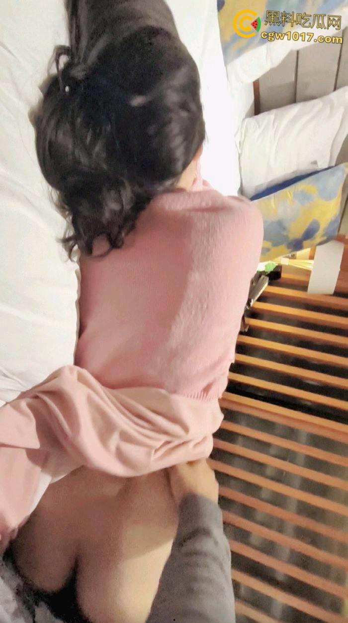 不再犹豫抓住机会,趁着女儿醉酒后不省人事,掀开裙子脱下可爱的白色内裤,如愿以偿的抱着女儿的屁股操了起来 ! 第6张 不再犹豫抓住机会,趁着女儿醉酒后不省人事,掀开裙子脱下可爱的白色内裤,如愿以偿的抱着女儿的屁股操了起来 ! 第6张