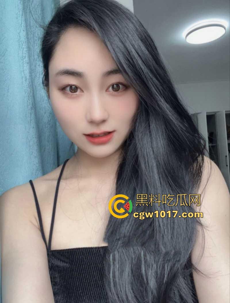 河南高挑骚逼营销【陈奕莹】清纯少女私下却是淫荡的母狗，在家发骚与人裸聊等操，全程露脸揉搓，这逼是真的黑啊！  第1张