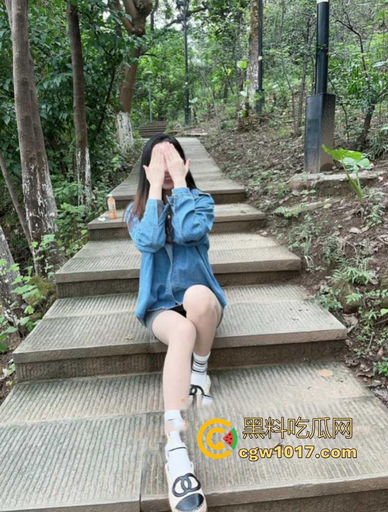 河南高挑骚逼营销【陈奕莹】清纯少女私下却是淫荡的母狗，在家发骚与人裸聊等操，全程露脸揉搓，这逼是真的黑啊！  第2张
