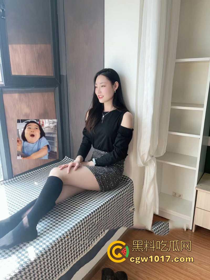 河南高挑骚逼营销【陈奕莹】清纯少女私下却是淫荡的母狗，在家发骚与人裸聊等操，全程露脸揉搓，这逼是真的黑啊！  第5张