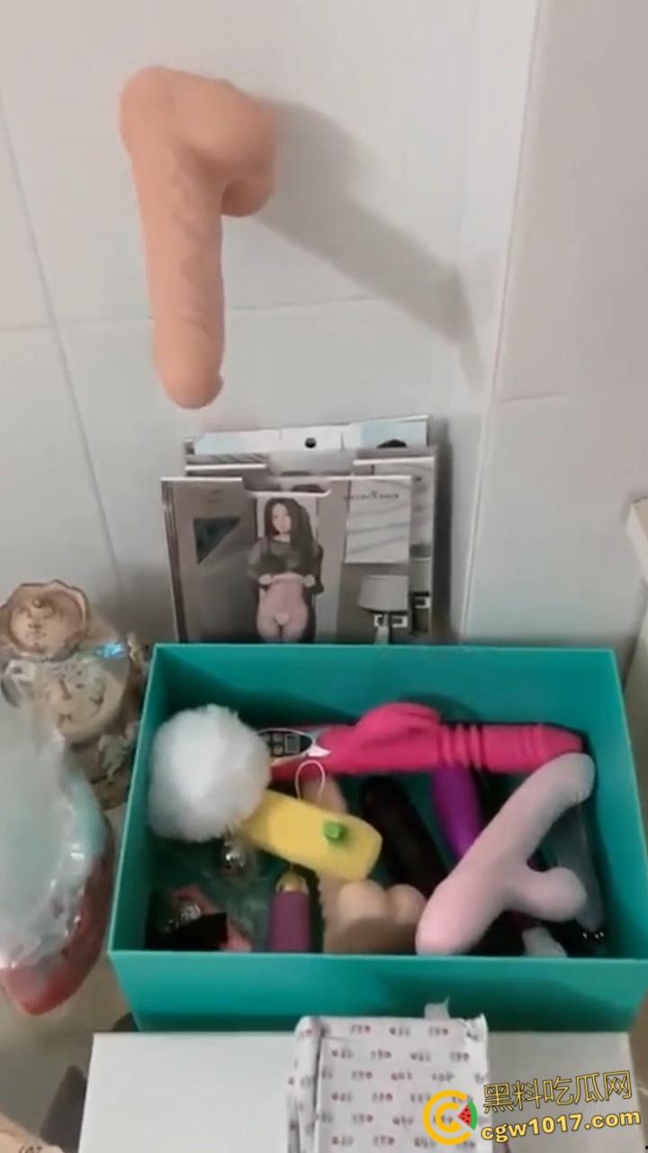 广州性感拜金女【张亦扬】，与金主楼梯野战，拍各种露脸口交，房间里堆满淫装阳具，疯狂捞金毫无底线！  第8张