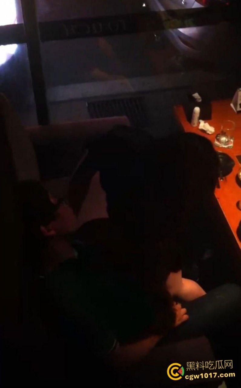 大神潜入KTV偷拍，小情侣包厢偷吃，美腿诱惑激情热吻，女上骑乘榨精疯狂打桩，刺激无比！  第2张