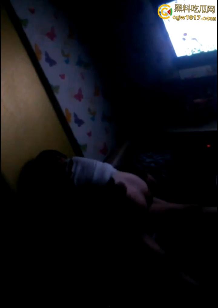 大神潜入KTV偷拍，小情侣包厢偷吃，美腿诱惑激情热吻，女上骑乘榨精疯狂打桩，刺激无比！  第7张