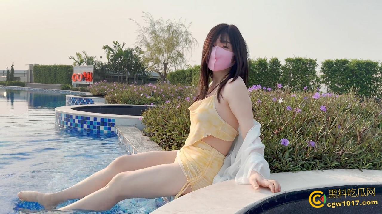 巨乳福利姬【萌之乖乖】，乖巧纯真户外泳池全裸露出，主动骑乘白虎蜜穴紧裹肉棒，抬腿猛操精液满溢！  第4张