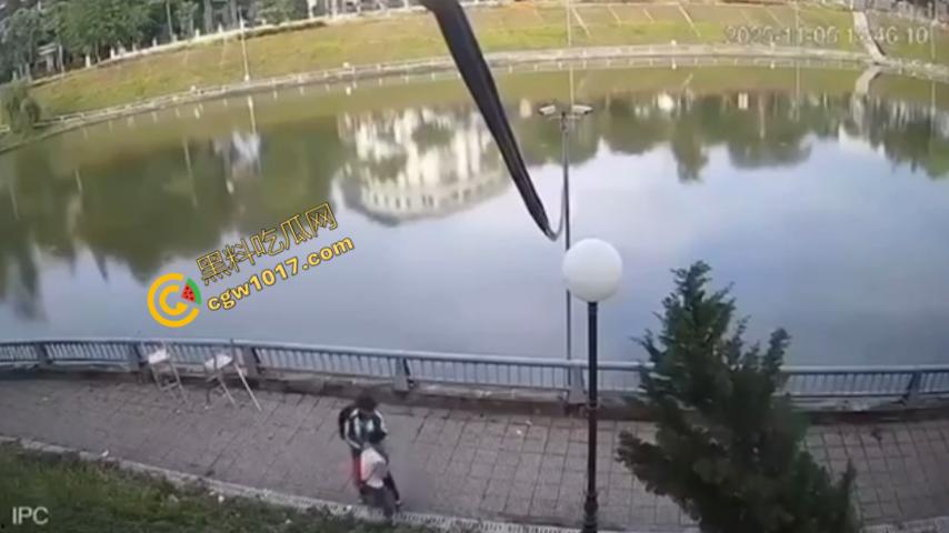 越南13岁男孩持刀暴走:将同学捅伤后推入湖中,辱骂激发致命仇恨,监控全程记录,复仇摄人心魄! 第1张 越南13岁男孩持刀暴走:将同学捅伤后推入湖中,辱骂激发致命仇恨,监控全程记录,复仇摄人心魄! 第1张