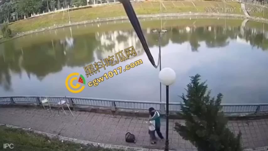 越南13岁男孩持刀暴走:将同学捅伤后推入湖中,辱骂激发致命仇恨,监控全程记录,复仇摄人心魄! 第2张 越南13岁男孩持刀暴走:将同学捅伤后推入湖中,辱骂激发致命仇恨,监控全程记录,复仇摄人心魄! 第2张