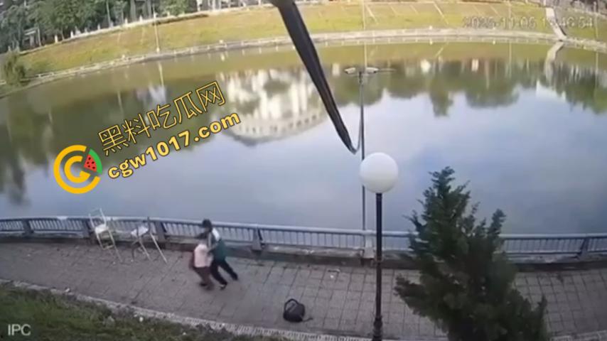 越南13岁男孩持刀暴走:将同学捅伤后推入湖中,辱骂激发致命仇恨,监控全程记录,复仇摄人心魄! 第3张 越南13岁男孩持刀暴走:将同学捅伤后推入湖中,辱骂激发致命仇恨,监控全程记录,复仇摄人心魄! 第3张