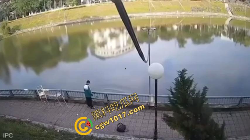 越南13岁男孩持刀暴走:将同学捅伤后推入湖中,辱骂激发致命仇恨,监控全程记录,复仇摄人心魄! 第5张 越南13岁男孩持刀暴走:将同学捅伤后推入湖中,辱骂激发致命仇恨,监控全程记录,复仇摄人心魄! 第5张