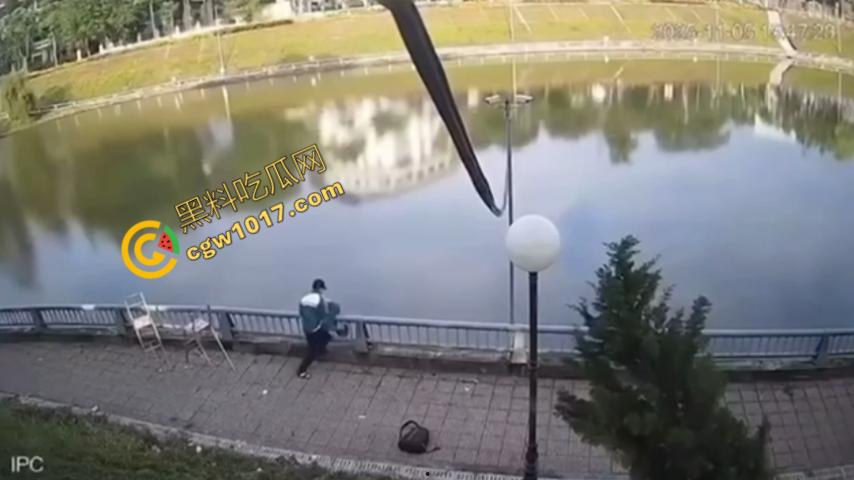 越南13岁男孩持刀暴走:将同学捅伤后推入湖中,辱骂激发致命仇恨,监控全程记录,复仇摄人心魄! 第6张 越南13岁男孩持刀暴走:将同学捅伤后推入湖中,辱骂激发致命仇恨,监控全程记录,复仇摄人心魄! 第6张