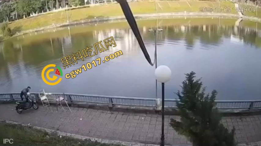 越南13岁男孩持刀暴走:将同学捅伤后推入湖中,辱骂激发致命仇恨,监控全程记录,复仇摄人心魄! 第8张 越南13岁男孩持刀暴走:将同学捅伤后推入湖中,辱骂激发致命仇恨,监控全程记录,复仇摄人心魄! 第8张