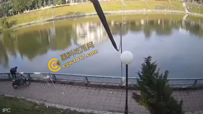 越南13岁男孩持刀暴走:将同学捅伤后推入湖中,辱骂激发致命仇恨,监控全程记录,复仇摄人心魄! 第9张 越南13岁男孩持刀暴走:将同学捅伤后推入湖中,辱骂激发致命仇恨,监控全程记录,复仇摄人心魄! 第9张