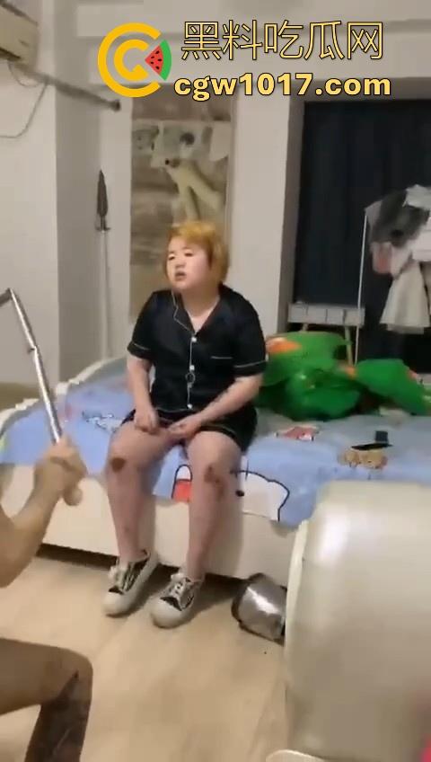 姐妹反目成仇混合双打，精神小妹上门爆揍黄毛大肥婆，水壶铁棍抄起家伙就往头上砸，你别说真有点狠！  第1张