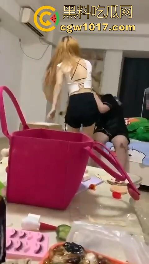 姐妹反目成仇混合双打，精神小妹上门爆揍黄毛大肥婆，水壶铁棍抄起家伙就往头上砸，你别说真有点狠！  第3张