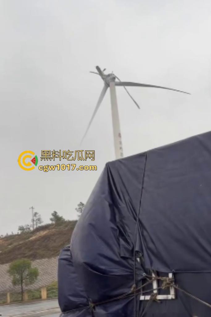 11月9日江西九江鄱阳湖服务区，吉电风扇叶突然断裂，玻璃纤维漫天飞舞，居民吸入有炸肺的风险，这都没人管？  第1张