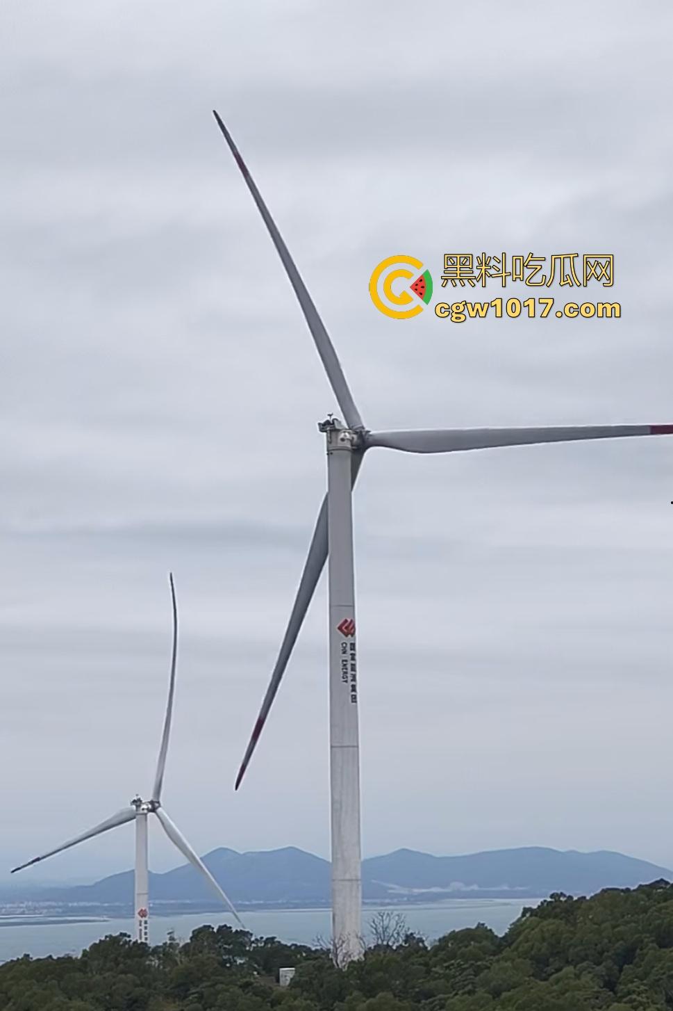 11月9日江西九江鄱阳湖服务区，吉电风扇叶突然断裂，玻璃纤维漫天飞舞，居民吸入有炸肺的风险，这都没人管？  第5张