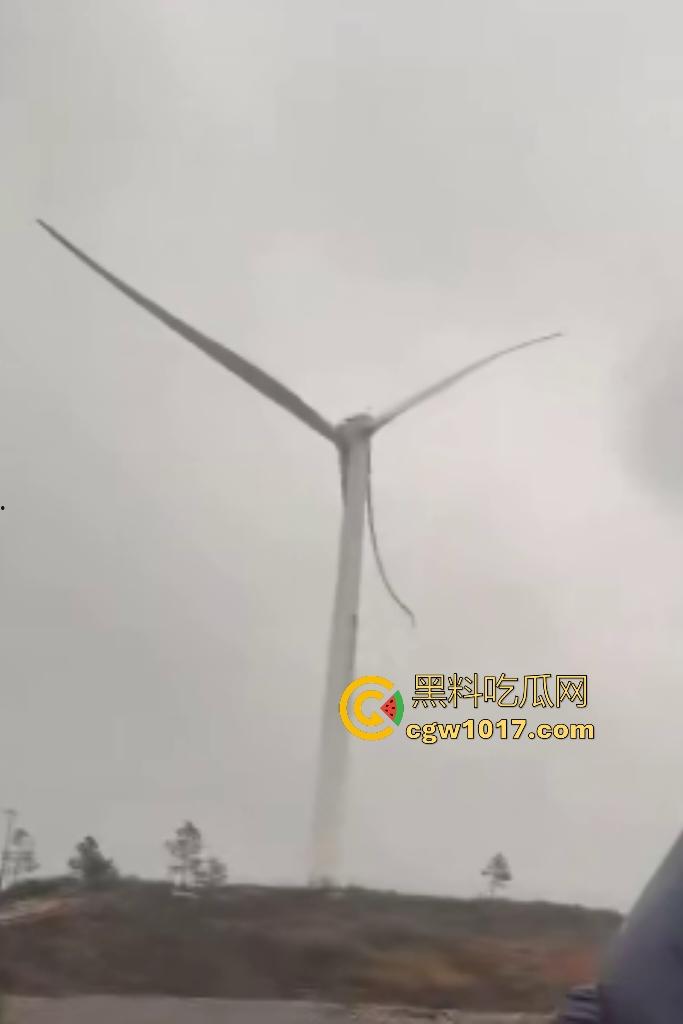 11月9日江西九江鄱阳湖服务区，吉电风扇叶突然断裂，玻璃纤维漫天飞舞，居民吸入有炸肺的风险，这都没人管？  第7张