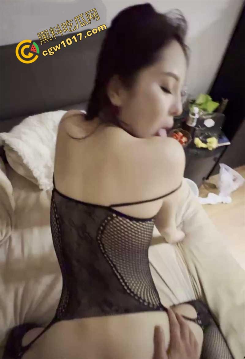 福州极品人妻【叶青霞】援交金主视频曝光:裸舞舔肛深喉,连续喷水,绿帽老公在家带娃,她却在床上浪性十足! 第7张 福州极品人妻【叶青霞】援交金主视频曝光:裸舞舔肛深喉,连续喷水,绿帽老公在家带娃,她却在床上浪性十足! 第7张