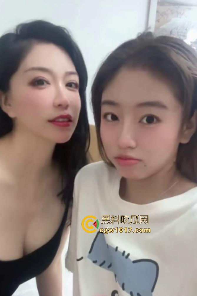 【静安母女】双飞金主，两人一起服侍吸奶，女儿饿了还叼妈妈奶头，女儿坐脸妈妈骑屌，这是享受还是受罪？  第1张