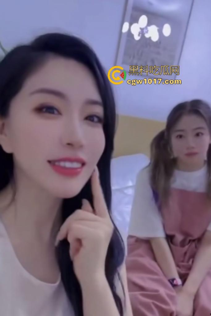 【静安母女】双飞金主，两人一起服侍吸奶，女儿饿了还叼妈妈奶头，女儿坐脸妈妈骑屌，这是享受还是受罪？  第6张