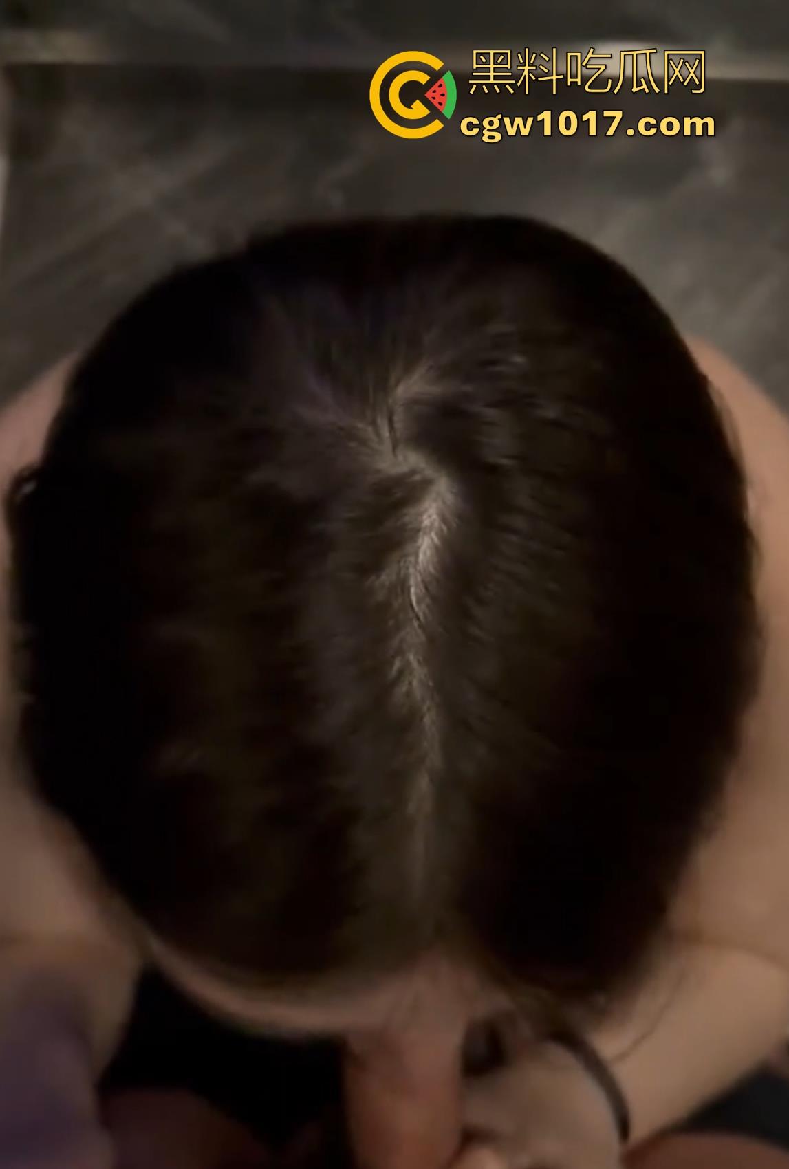 重庆极品陪酒女化身母狗献身客户，身穿黑丝情趣跪地舔屌，精湛的口技搭配上风骚的气质，简直反差到了骨子里！  第7张