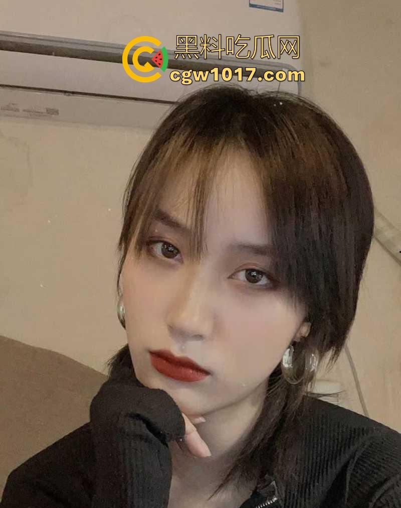 华南理工大学模特女友【钟文静】寝床全裸玩网调自慰，户外露出车震后入，极其御姐的脸庞下竟然比那些博主还骚！  第2张