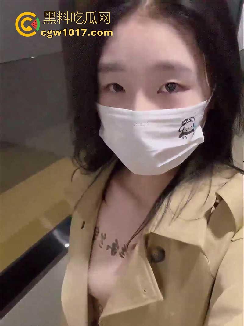 外网户外调教博主【小雨绵绵】各种户外全裸露出爬行自慰，随机拜访陌生人家，最对听从指令的骚母狗！  第1张