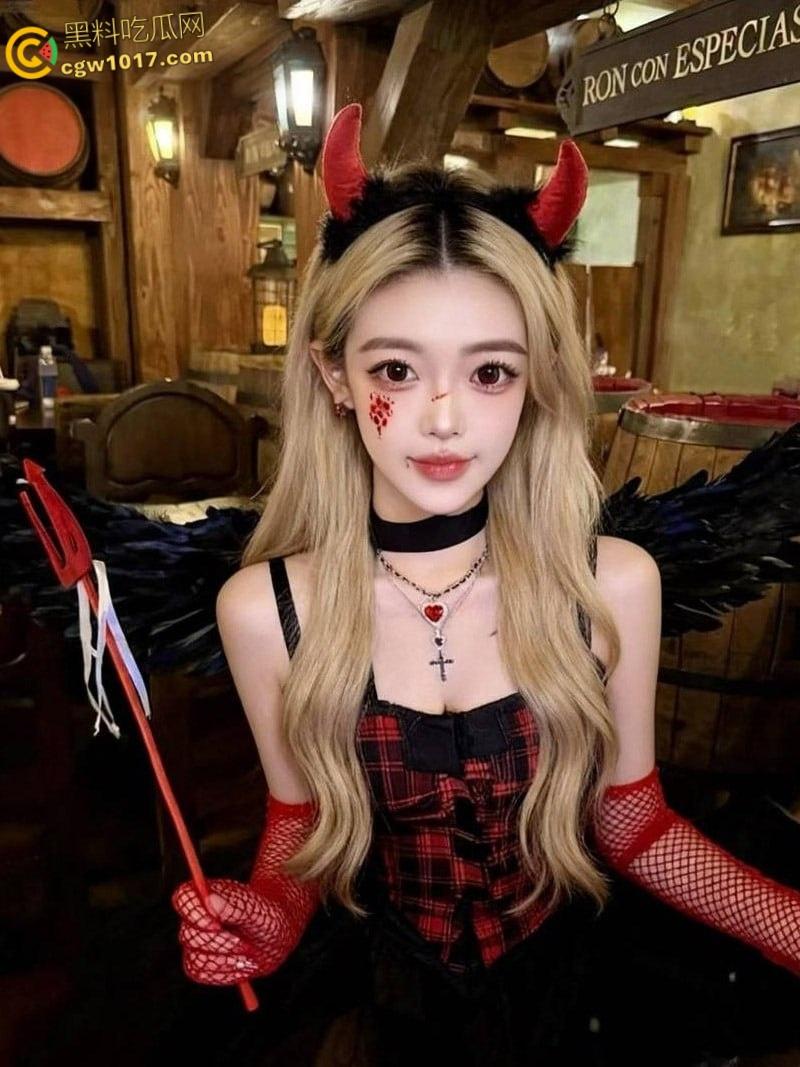 上海二次元美少女【谢思依】，被金主高价包养调教，毒龙舔脚趾到口爆内射，顶级肉便器母狗属性完美暴露 ！  第1张