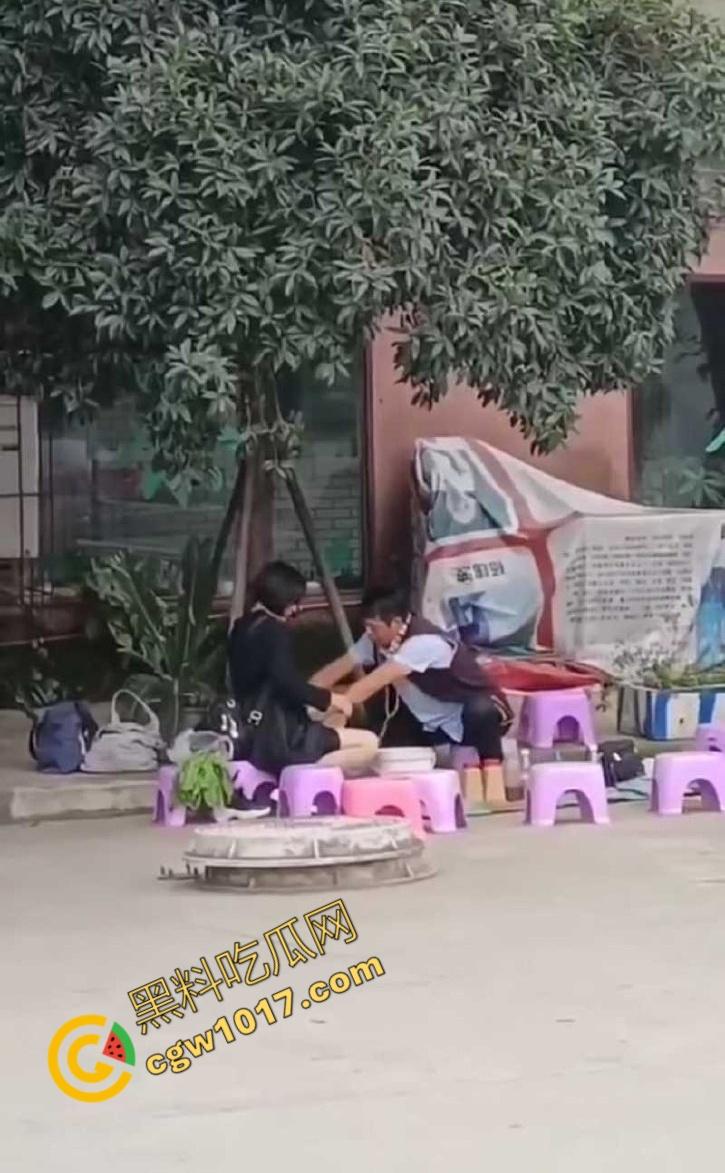 公园算命大师诱骗小仙女，揉胸抠穴就能断知福祸，小仙女被玩弄至高潮，彻底沦陷！  第3张