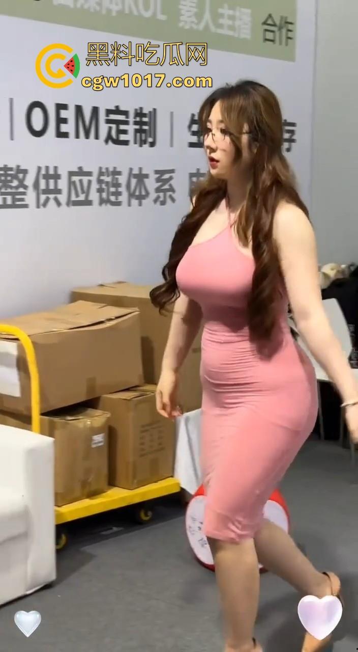 广州成人展惊现顶级BBW模特，极品微胖身材，G杯大奶配上蜜桃肥臀，那欲望眼神，无法想象这骚逼在床上是有多骚啊！  第3张