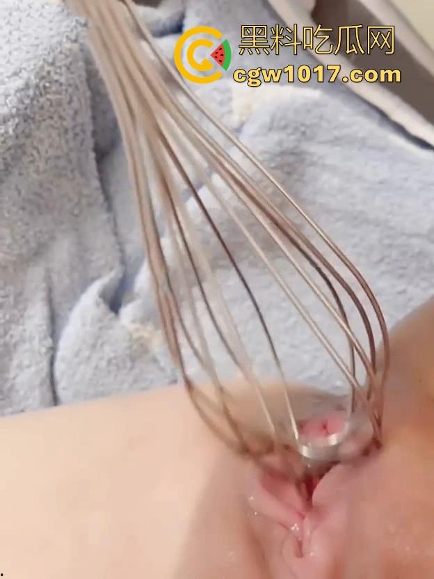老肥逼挑战打蛋器自慰，从来没见过的创意！现在都往厨房用具上下功夫了，淫水泡沫都打出来了，这逼真是啥都塞过啊！  第3张