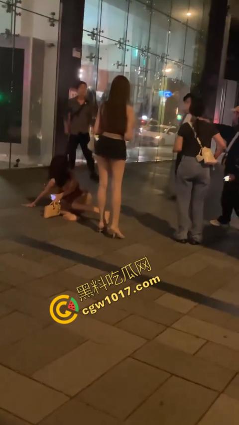 台湾街头剧烈撕逼!台男街头怒打泰国人妖,拳脚横飞,人妖身材火辣,群众狂呼,场面炽热 第2张 台湾街头剧烈撕逼!台男街头怒打泰国人妖,拳脚横飞,人妖身材火辣,群众狂呼,场面炽热 第2张