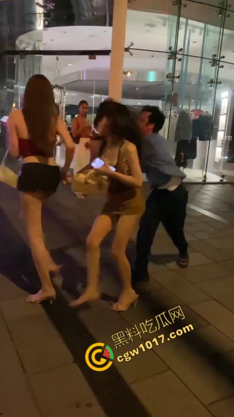 台湾街头剧烈撕逼!台男街头怒打泰国人妖,拳脚横飞,人妖身材火辣,群众狂呼,场面炽热 第5张 台湾街头剧烈撕逼!台男街头怒打泰国人妖,拳脚横飞,人妖身材火辣,群众狂呼,场面炽热 第5张