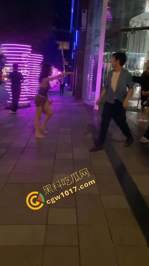 台湾街头剧烈撕逼!台男街头怒打泰国人妖,拳脚横飞,人妖身材火辣,群众狂呼,场面炽热 第6张 台湾街头剧烈撕逼!台男街头怒打泰国人妖,拳脚横飞,人妖身材火辣,群众狂呼,场面炽热 第6张