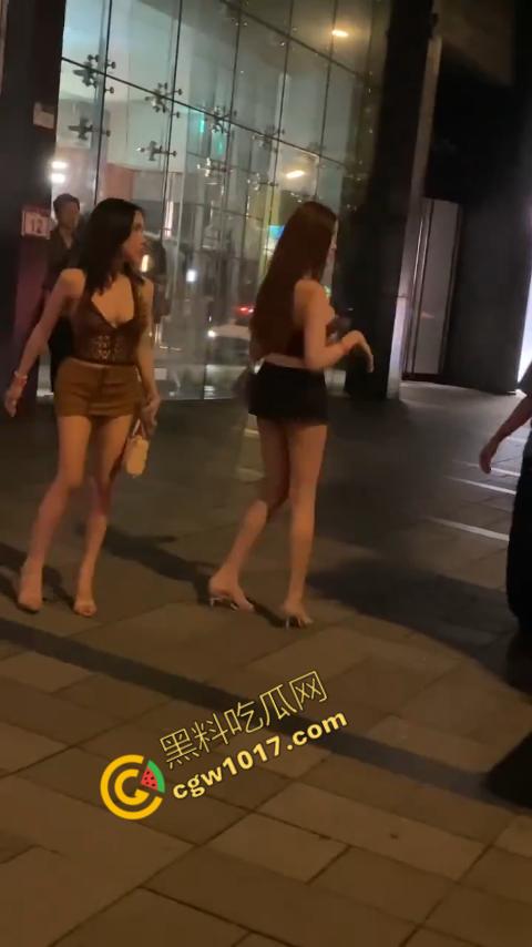 台湾街头剧烈撕逼!台男街头怒打泰国人妖,拳脚横飞,人妖身材火辣,群众狂呼,场面炽热 第9张 台湾街头剧烈撕逼!台男街头怒打泰国人妖,拳脚横飞,人妖身材火辣,群众狂呼,场面炽热 第9张